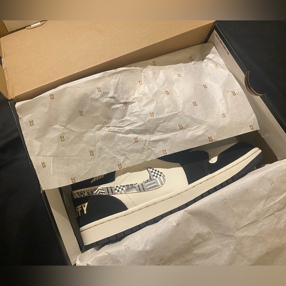 Jordan 1 Mid Equality (2019) - Picture 15 of 16